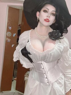 Natylikespizza - Lady Dimitrescu